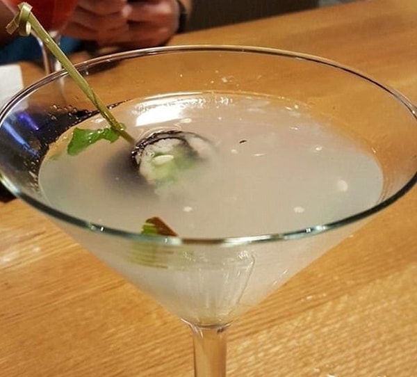 12. Это похоже на коктейль, пока вы не поймете, что на самом деле это кусок суши, который подается в неопознанной белой жидкости в бокале для мартини...
