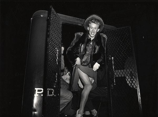 1. Kadın elbiseleri giydiği için polisler tarafından tutuklanan bir adam, New York, 1939.