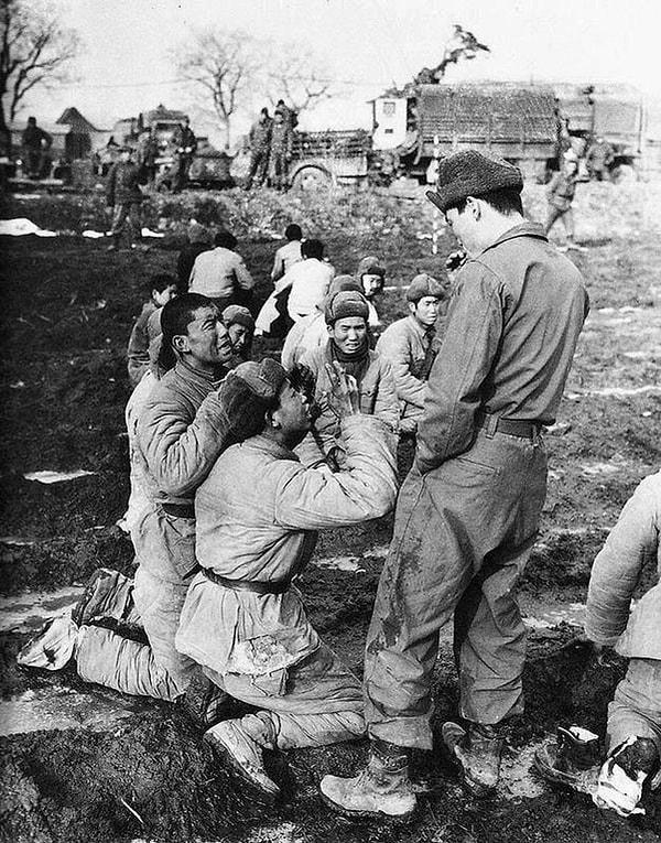 4. İdam edileceklerini sanan esir alınmış Çin askerleri bir Güney Kore askerine yalvarırken, 1951.