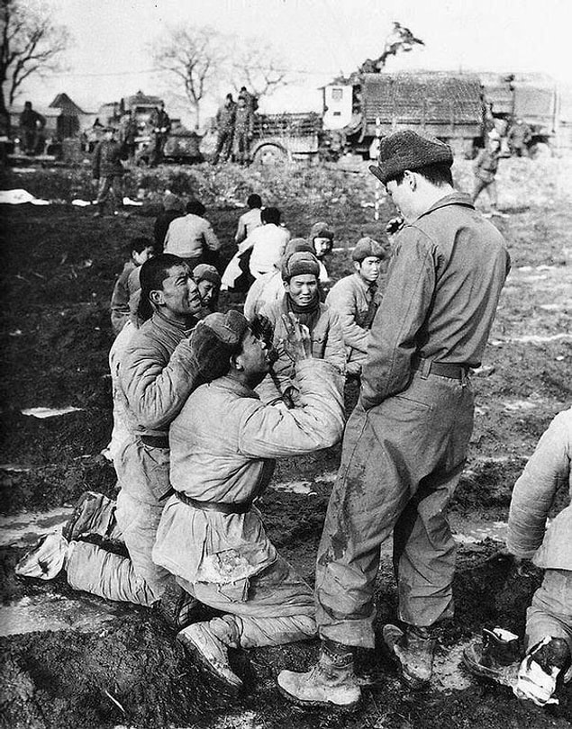 4. İdam edileceklerini sanan esir alınmış Çin askerleri bir Güney Kore askerine yalvarırken, 1951.
