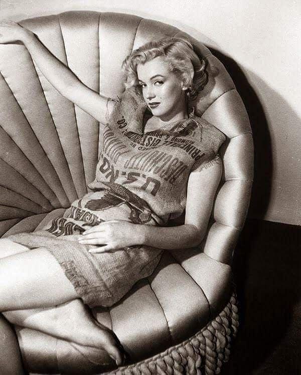 15. "Çuval giyse yakışır" deyiminin tam anlamıyla karşılığını vermiş, patates çuvalı giyip poz vermiş Marilyn Monroe, 1951.