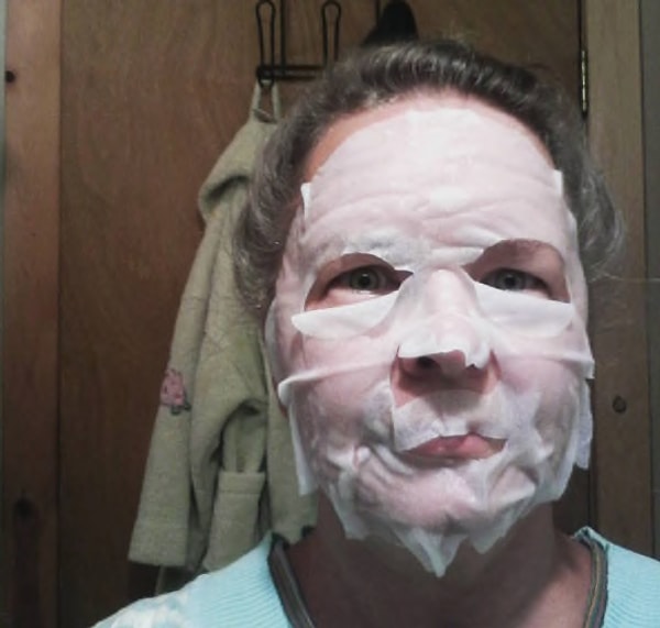 4. Впрочем, эта тканевая маска выглядит далеко не лучше