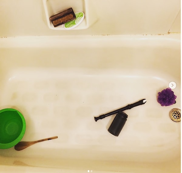 3. Какой-то малыш решил, что это его игрушки во время купания!