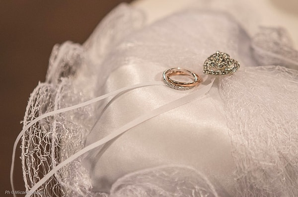 На свадьбе невеста самостоятельно резала свадебный торт, а после нее даже отправилась в свой медовый месяц.