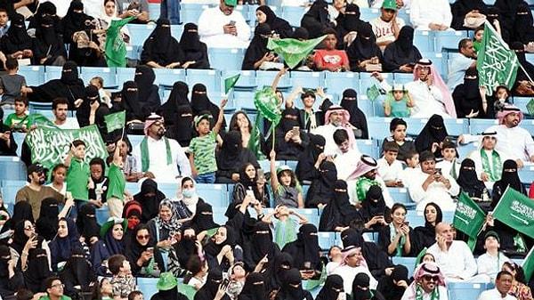 Suudi kadınlar hayatlarında ‘ilk kez’ geçtiğimiz gün kuruluş yıldönümü şerefine stadyuma girebilmişlerdi.