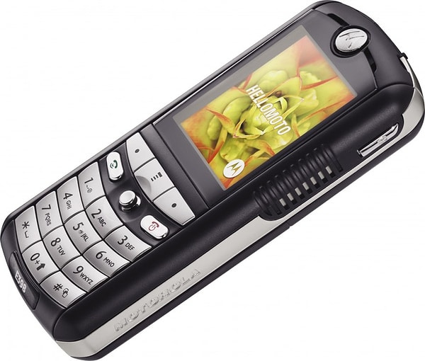 7. Motorola E398 (2004 год)
