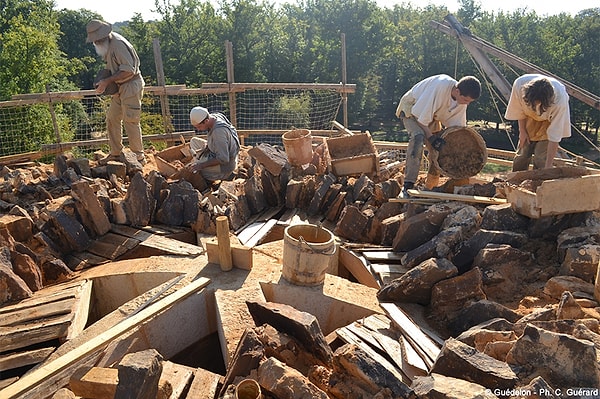 2. Мишель Гайо и Мэрилин Мартин, авторы проекта, начали строительство замка еще в 1997 году, а финальную точку в проекте должны поставить приблизительно в 2023