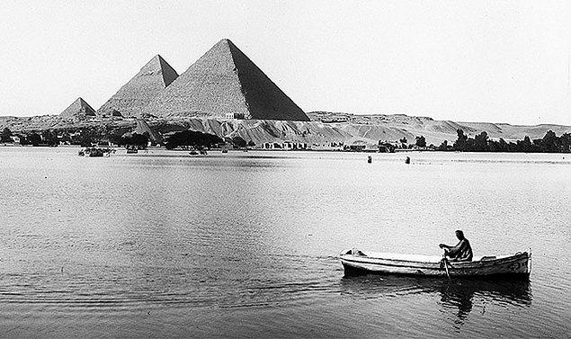 Nil Nehri'nin yaklaşık 9 km batısında yer alan piramidin yapımı tam 20 yıl almış ve M.Ö. 2560 civarında son bulmuş.