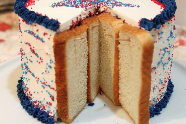 7. Dilimlenmiş ve bitmemiş bir pastanız varsa kesilen yerleri kürdan yardımıyla ekmek dilimleriyle kapatın