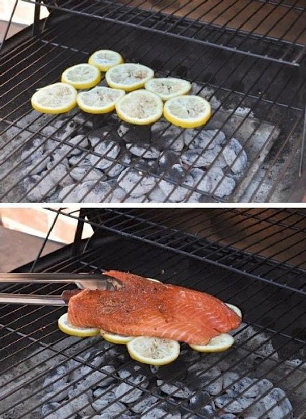 15. Daha güzel bir tad için ızgaraya önce limon dilimlerini dizip üzerine balığınızı koyarak pişirin.