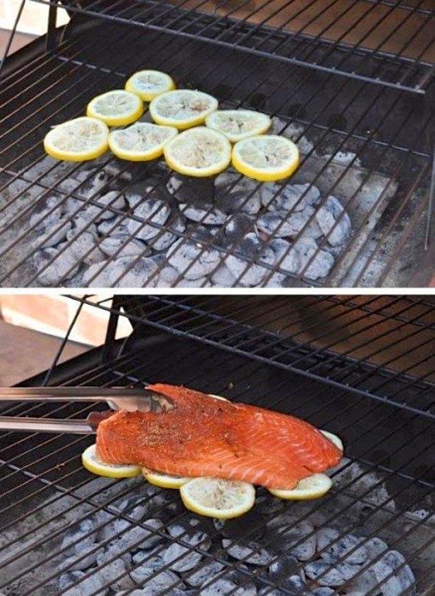15. Daha güzel bir tad için ızgaraya önce limon dilimlerini dizip üzerine balığınızı koyarak pişirin.