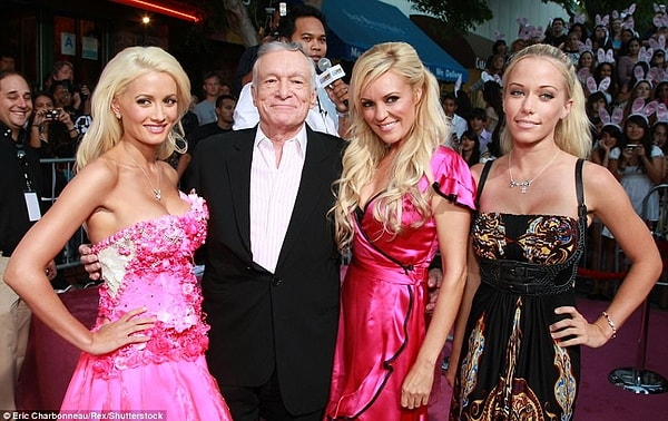 10. Основатель Playboy умер естественной смертью в возрасте 91 года ночью в среду. Около 6:30 утра в четверг из его особняка в Холимби-Хиллз уехало два катафалка.