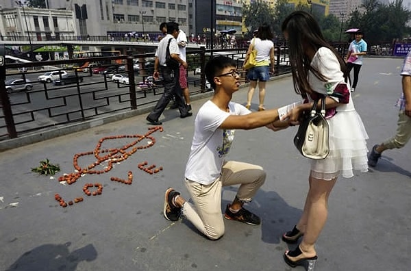 9. А этот парень зачем-то задействовал личи, чтобы предложить своей подруге руку и сердце.