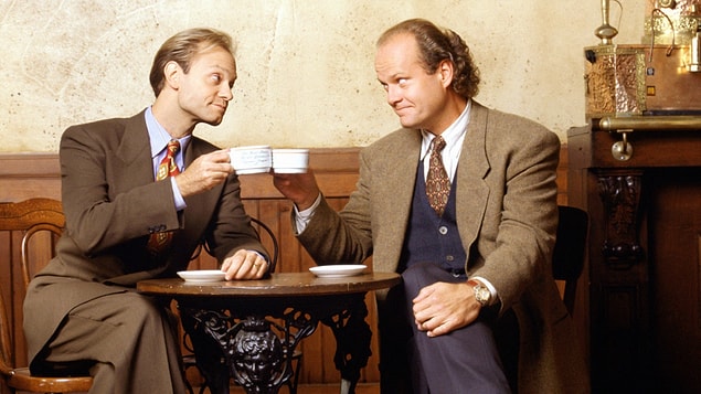 2. Cheers dizisinin spin-off’u olan Frasier hazırlık aşamasındayken, oyunculardan Kirstie Alley yapımcı David Lee’ye gidip yeni dizide yer alamayacağını, çünkü artık Scientology üyesi olduğunu ve psikiyatriye inanmadığını söylemiş.