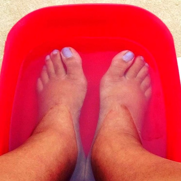 6. Положите ноги в ванночку на полчаса и расслабьтесь.