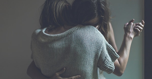 4. Их обнимают в моменты грусти и отчаяния