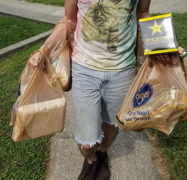 4. Тащить полтонны продуктов сразу, ведь пойти в магазин два раза, чтобы не надрываться - это что-то из ряда вон выходящее!