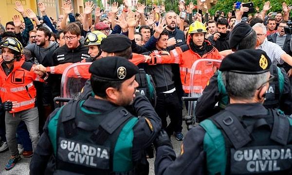 Güvenlik güçlerine karşı halkın önünde set kuran Katalan itfaiyeciler...