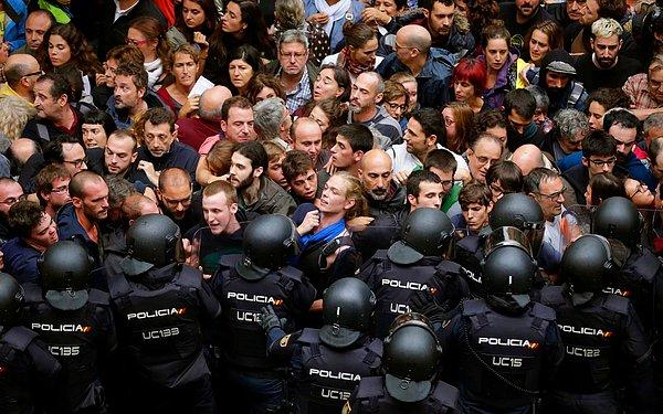 Katalonya referandum oylamasında polis, seçim merkezlerine müdahale etti.