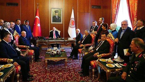 Açılış töreni sonrasında Meclis Başkanı İsmail Kahraman'ın makam odasına bir toplantı gerçekleşti, ancak bu liderler zirvesinde CHP lideri yoktu.