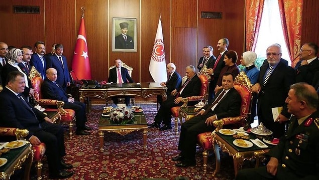 Açılış töreni sonrasında Meclis Başkanı İsmail Kahraman'ın makam odasına bir toplantı gerçekleşti, ancak bu liderler zirvesinde CHP lideri yoktu.