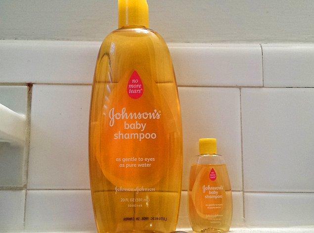3. Şimdi size hayatınızı kolaylaştıracak ve kozmetik masrafınızı yarı yarıya düşürecek bir tavsiye vereceğiz: Bir makyaj temizleyici olarak Johnson's Baby şampuanı!
