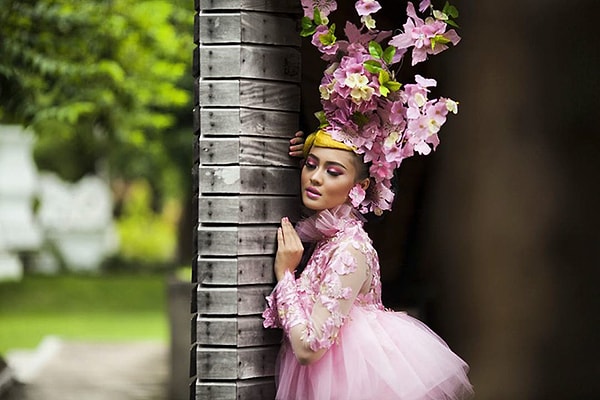 5. ...так и портреты моделей, иногда в национальных костюмах: