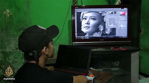 8. Фотограф сам ретуширует фотографии на ноутбуке.