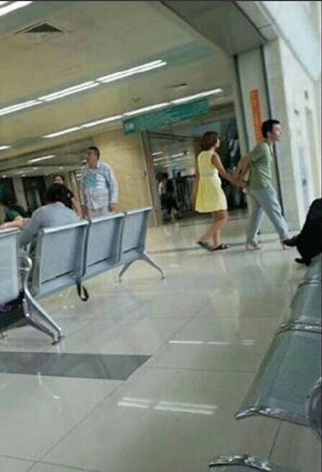 Ayakkabıları geri değiştirme teklifine aldırış bile etmeyen abimiz yengeyi koluna taktığı götürdü. Helal olsun beeeh