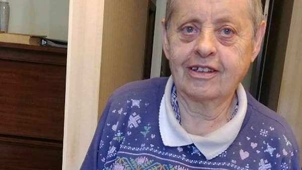 84-летняя Мэри Грамс из Камрозе, Альберта, Канада носила свое обручальное кольцо более 50 лет, прежде чем она потеряла его в саду в 2004 году, пропалывая сорняки.