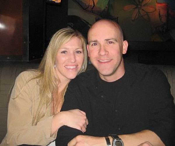 14. Капитан пожарной команды Марк Маккёрди спас свою свояченицу Джесси Престен, когда ее ранили, и отнес ее в отель.