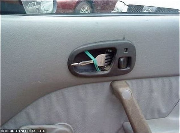 9. Не сомневайтесь, что вы откроете дверь, ведь есть эластичная резинка и... вилка!