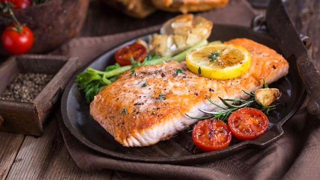 3. Balıkta genellikle bolca A vitamini bulunur fakat alabalık ve ton balığı gibi türlerdeki B4 vitamini vücuda balık kokusu verebilir.