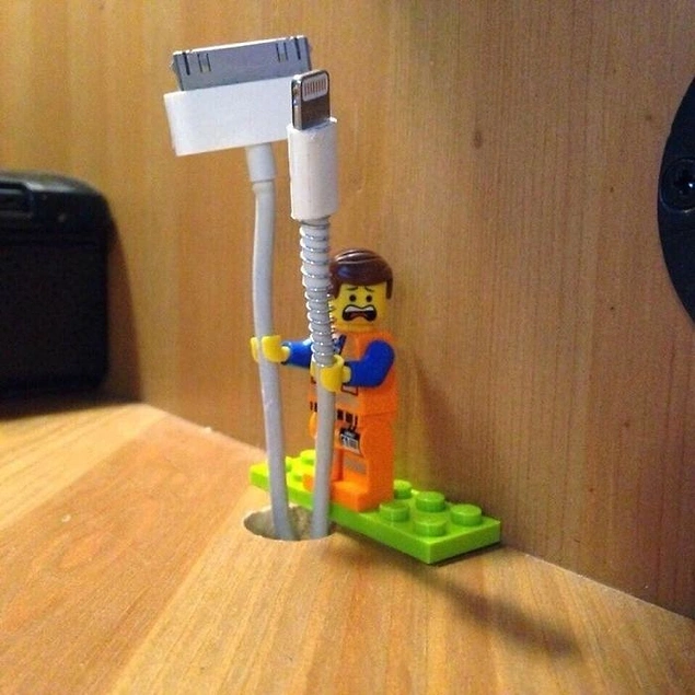 Лего в качестве держателя для кабелей: