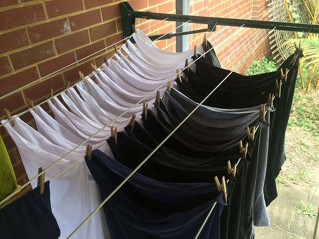 Как сушить футболки, чтобы сэкономить место: