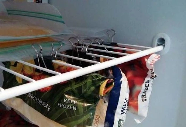 Используйте зажимы для бумаги, чтобы хранить продукты в холодильнике: