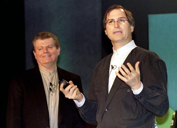 1996 yılının sonlarında Apple, kurucularından Steve Jobs'ı, şirketini terk ettikten 11 yıl sonra 429 milyon dolarlık start-up şirketi olan NeXT'i satın alarak bünyesine geri katmayı planladığını açıkladı.