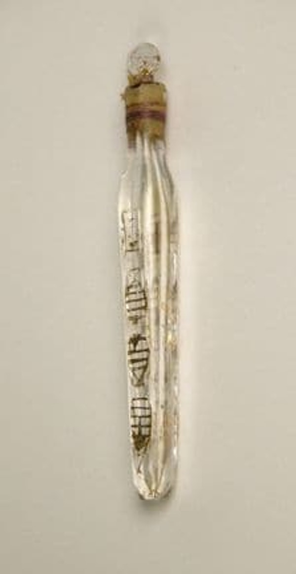 5. А такие пузырьки использовали, чтобы хранить слезы дорогих людей. Мило и крипово одновременно.