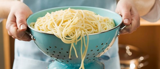 Мы все делали это неправильно! Так вот как надо откидывать спагетти и макароны на дуршлаг!