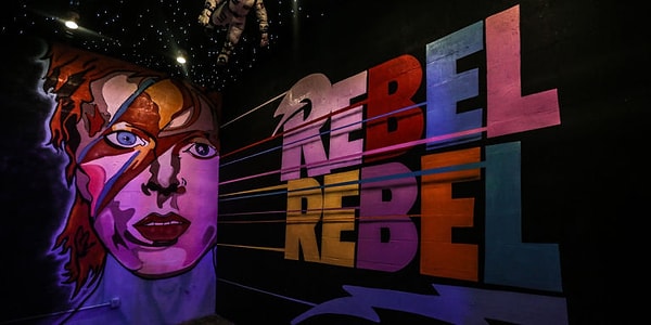 К счастью, последняя комната менее страшна (и, надеемся, меньше заселена призраками). Она представляет собой дань Дэвиду Боуи в космической тематике.