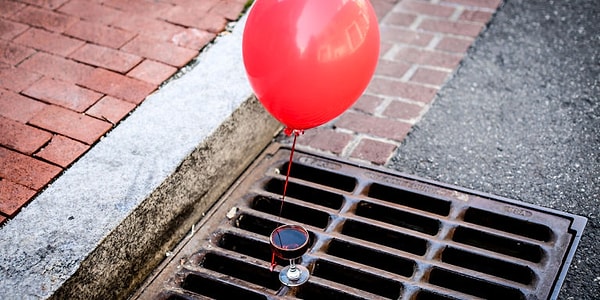 Кроваво-красный коктейль ниже назван «Мы все стекаем вниз здесь» и делается он из виски, сладкого вермута, кремового хереса, ликера со вкусом сливок и какао и горького шоколада.