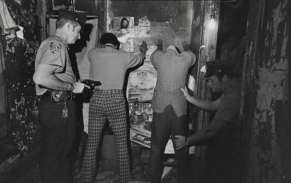 3 Şubat 1971 tarihinde Serpico'nun da dahil olduğu New York Polis Teşkilatı'na bağlı bir narkotik ekibi, Brooklyn Wİilliamsburg'da yer alan Driggs Bulvarı üzerindeki 778 no'lu bir apartmanda uyuşturucu sevkiyatı yapıldığına dair ihbar alır ve olay yerine gider.