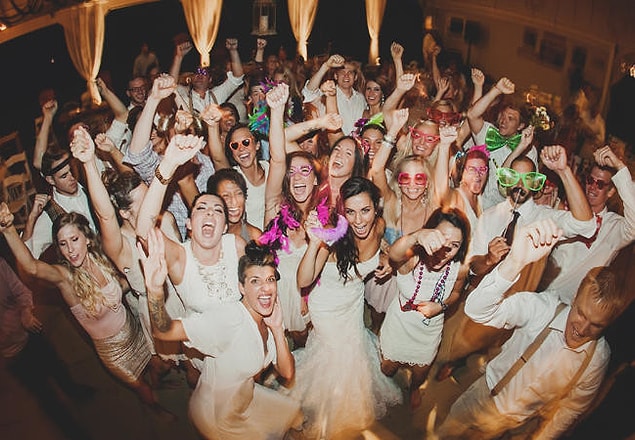 Ancak maliyeti oldukça fazla olan düğünler yerine nikah ve after party'ler düşünülmeye başlandı.