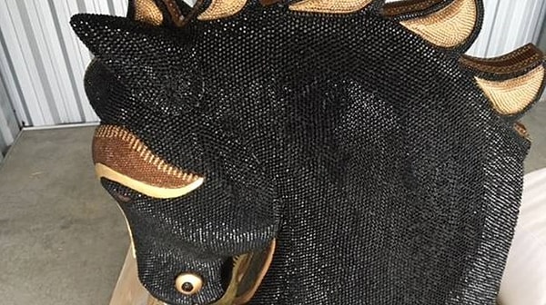 1. Гигантская лошадиная голова, наполненная кокаином