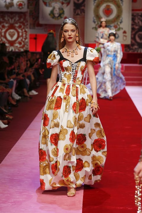 "На десерт" зрители увидели кружевной корсет и платье, украшенное розами и печеньем.