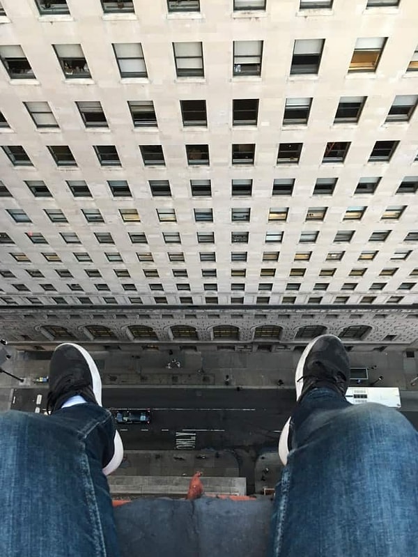 7. Как некоторые люди делают такие фото, когда мне и к краю крыши подойти жутко?