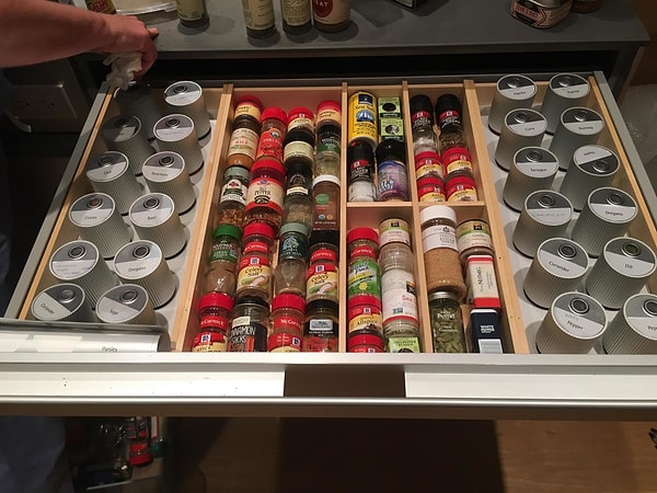 2. Самый прекрасный ящик для специй, который мы когда-либо видели!