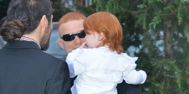 Kardeşi Hakan'ın düğününde Gökhan'ın kucağındaki bebeğin Ayşe Derya olduğu işte bu yüzden hemen şıp diye anlaşılıyordu.