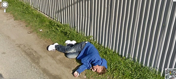 6. Простой словацкий парень отдыхает под забором