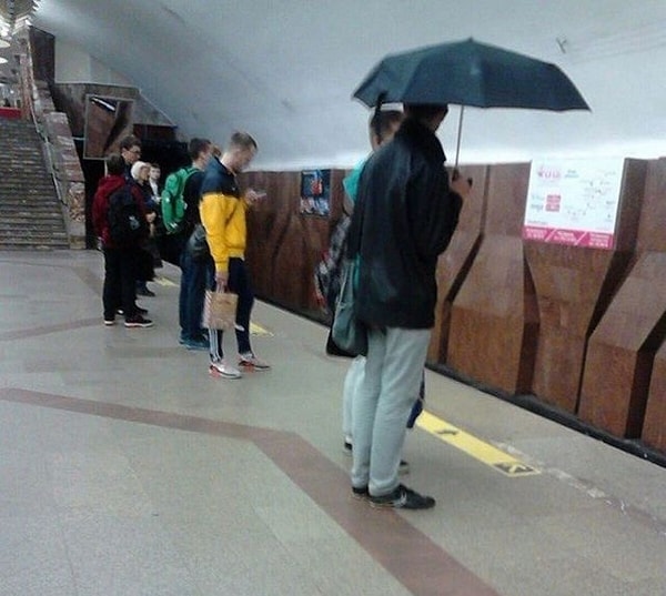 19. То ли крыша протекает в метро, то ли у этого парня